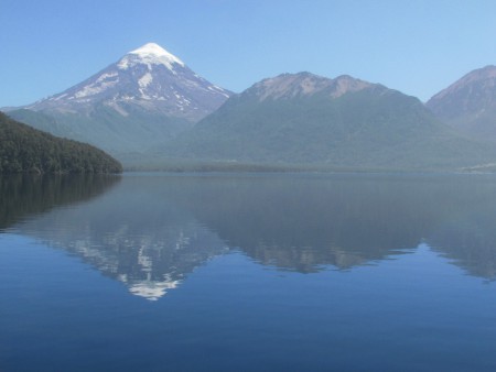 El Lanin se refleja en el lago Huechulafquen